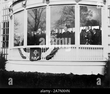 Stati Uniti Il presidente Herbert Hoover, la sig.ra Hoover e Chief Justice William Howard Taft interno Revisione presidenziale stand durante la sfilata per Hoover inaugurazione, WASHINGTON, STATI UNITI D'AMERICA, fotografia di foto nazionale Company, Marzo 4, 1929 Foto Stock