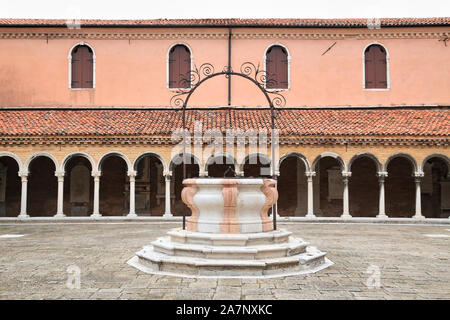 Pozzo di acqua (pozzo), il cortile della chiesa di San Michele in Isola. Chiesa di San Michele cimitero Isola, Venezia. Cimitero di San Michele. Foto Stock