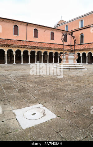 Pozzo di acqua (pozzo), il cortile della chiesa di San Michele in Isola. Chiesa di San Michele cimitero Isola, Venezia. Cimitero di San Michele. Foto Stock