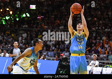 Attore cinese Deng Lun prende parte alla terza Jeremy Lin tutte le star della carità gioco di basket in città di Guangzhou, Cina del sud della provincia di Guangdong, 10 agost Foto Stock