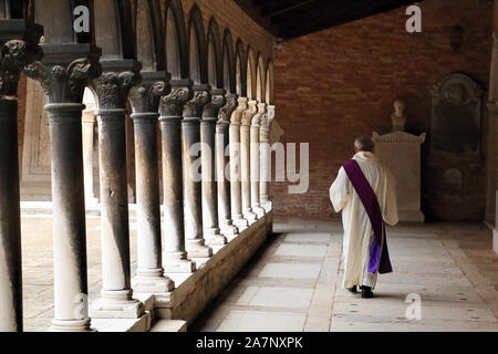 Cortile della Chiesa di San Michele in Isola. Chiesa di San Michele cimitero Isola, Venezia. Cimitero di San Michele. Foto Stock