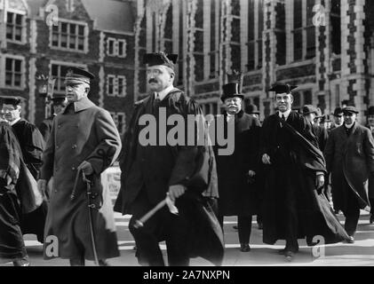 Stati Uniti Il presidente William H. Taft (centro in Top Hat) e City College Presidente dott. John H. Finley fuori al City College di New York (CCNY) dove un ricevimento si è tenuto a onorare il dottor Alexis Carrel per il suo Premio Nobel per la medicina, la città di New York, New York, USA, fotografia di Bain News Service, 1912 Foto Stock