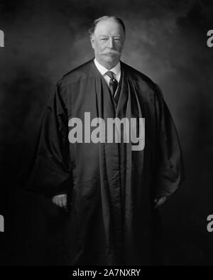 William Howard Taft (1857-1930), 27° Presidente degli Stati Uniti, 1909-1913 decimo capo della Giustizia degli Stati Uniti, 1921-1930 Three-Quarter lunghezza Ritratto come Capo della Giustizia, fotografia di Harris & Ewing, 1920 Foto Stock