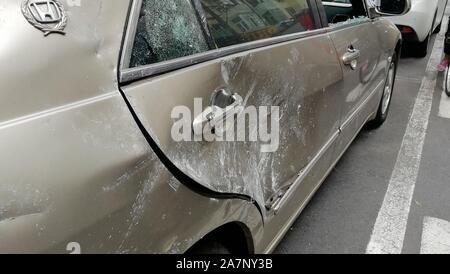 Vetro delle auto e gli edifici sono in frantumi a causa del ristorante esplosione accade alle 8 del mattino, il che si traduce in due feriti nella città di Harbin, nord Foto Stock