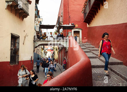 Strada trafficata scena su 'Del Campanero' vicino a Manuel Doblado nel centro storico di Guanajuato, Messico. Giu 2019 Foto Stock