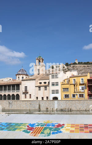 Una vista sul fiume Segura per la vecchia città di Orihuela. Sull'altro lato si può osservare il Palazzo Vescovile la cupola e il campanile della cattedrale. Foto Stock