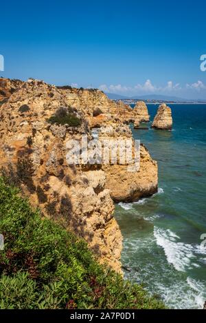 Rupi costiere e pile di mare vicino a Ponta da Piedate, Lagos, Portogallo. Foto Stock