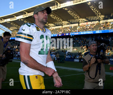 Green Bay Packers' quarterback Aaron Rodgers si stacca il campo dopo la partita contro il Los Angeles Chargers a dignità Salute Sport Park di Carson, la California il 3 novembre 2019. I caricatori battere gli imballatori 26-11. Foto di Jon SooHoo/UPI Foto Stock