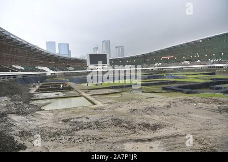 Lavoratori cinesi indagare i siti di scavo a Chengdu stadium di Chengdu, a sud-ovest della Cina di provincia di Sichuan, 8 agosto 2019. Foto Stock