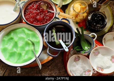 Es Jaipong. Gelido dessert indonesiano di fagiolo mungo budino di crema pasticcera, sago perle di tapioca, gelatina di erba e fermentati manioca nel latte di cocco zuppa. Foto Stock