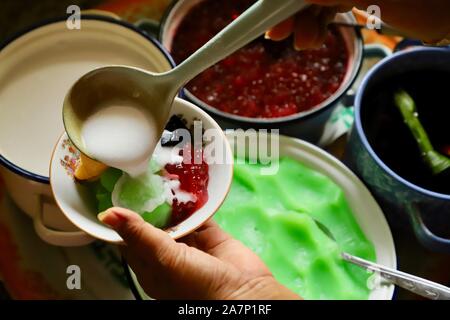 Es Jaipong. Gelido dessert indonesiano di fagiolo mungo budino di crema pasticcera, sago perle di tapioca, gelatina di erba e fermentati manioca nel latte di cocco zuppa. Foto Stock