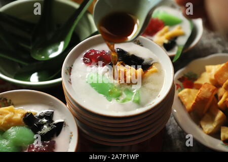 Es Jaipong. Gelido dessert indonesiano di fagiolo mungo budino di crema pasticcera, sago perle di tapioca, gelatina di erba e fermentati manioca nel latte di cocco zuppa. Foto Stock