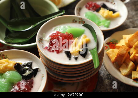 Es Jaipong. Gelido dessert indonesiano di fagiolo mungo budino di crema pasticcera, sago perle di tapioca, gelatina di erba e fermentati manioca nel latte di cocco zuppa. Foto Stock