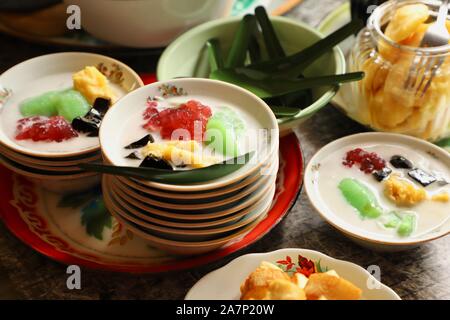 Es Jaipong. Gelido dessert indonesiano di fagiolo mungo budino di crema pasticcera, sago perle di tapioca, gelatina di erba e fermentati manioca nel latte di cocco zuppa. Foto Stock