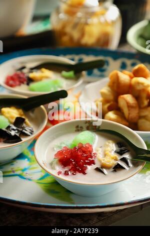 Es Jaipong. Gelido dessert indonesiano di fagiolo mungo budino di crema pasticcera, sago perle di tapioca, gelatina di erba e fermentati manioca nel latte di cocco zuppa. Foto Stock