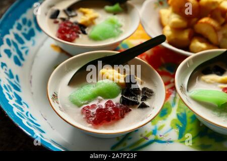 Es Jaipong. Gelido dessert indonesiano di fagiolo mungo budino di crema pasticcera, sago perle di tapioca, gelatina di erba e fermentati manioca nel latte di cocco zuppa. Foto Stock