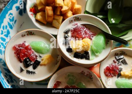 Es Jaipong. Gelido dessert indonesiano di fagiolo mungo budino di crema pasticcera, sago perle di tapioca, gelatina di erba e fermentati manioca nel latte di cocco zuppa. Foto Stock