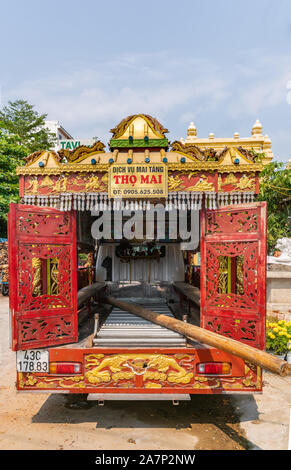 Da Nang, Vietnam - Marzo 10, 2019: Guardare in bakc di Van ricostruita come oro-rosso funebre con elaborate decorazioni di draghi e cinese symbo mitologica Foto Stock