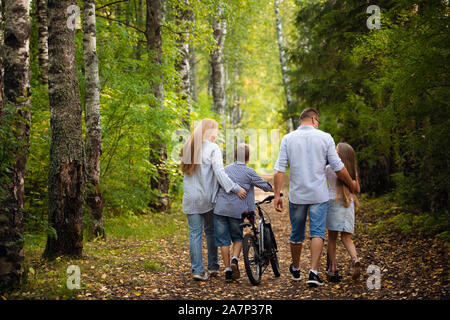 Ritratto di famiglia felice di quattro in un verde parco d'estate. Foto Stock