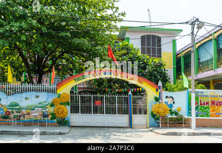 Da Nang, Vietnam - Marzo 10, 2019: Colorfully dipinto di ingresso, la parete e la facciata della scuola primaria downtown, denominata: Truong mam non da lan hoong, argento Foto Stock