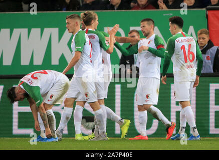 Augsburg, Germania. 3 Novembre, 2019. Daniel Baier (2R) di Augsburg celebra il suo punteggio con i compagni di squadra durante un match della Bundesliga tra FC Augsburg e FC Schalke 04 ad Augsburg, in Germania, su nov. 3, 2019. Credito: Philippe Ruiz/Xinhua/Alamy Live News Foto Stock