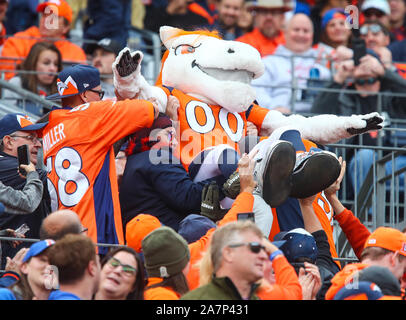 Denver, CO, Stati Uniti d'America. 03 Nov, 2019. Denver Broncos mascotte miglia è divertente essere passato attraverso la folla nella prima metà del gioco tra Denver e Cleveland a potenziare il campo a Denver, CO. Derek Regensburger/CSM/Alamy Live News Foto Stock