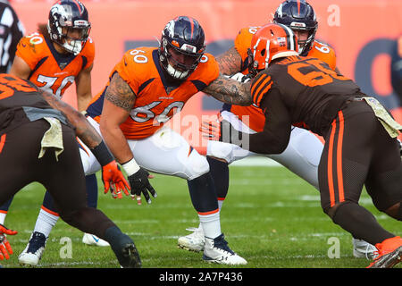 Denver, CO, Stati Uniti d'America. 03 Nov, 2019. Denver Broncos center Connor McGovern (60) cerca di fare un blocco nella prima metà del gioco tra Denver e Cleveland a potenziare il campo a Denver, CO. Derek Regensburger/CSM/Alamy Live News Foto Stock