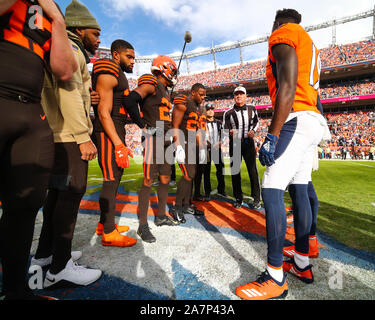 03 novembre 2019: Il coin toss è tenuto prima di una partita tra Denver e Cleveland a potenziare il campo a Denver, CO. Denver è trattenuto a vincere 24-19. Derek Regensburger/CSM. Foto Stock