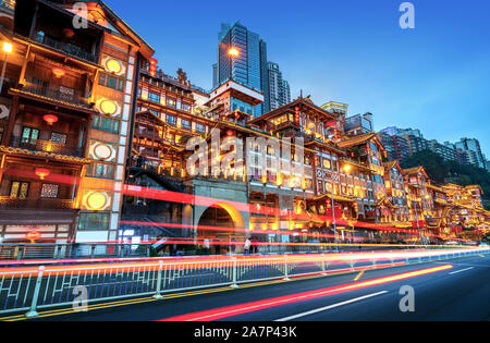 Chongqing Cina paesaggio urbano di Hongyadong quartiere collinare. Foto Stock