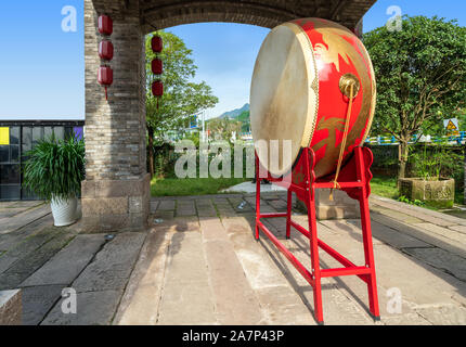 Il tamburo rosso è all'interno del padiglione, l'elemento di cinesi. Nan an District, Chongqing, la Cina. Foto Stock