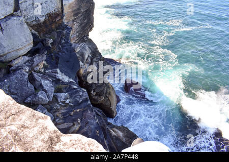 Onde che si infrangono sulle rocce dalla rupe in Oceano Pacifico, Australia Foto Stock