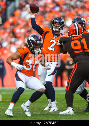 Denver, CO, Stati Uniti d'America. 03 Nov, 2019. Denver Broncos quarterback Brandon Allen (2) genera un passaggio nella prima metà del gioco tra Denver e Cleveland a potenziare il campo a Denver, CO. Derek Regensburger/CSM/Alamy Live News Foto Stock