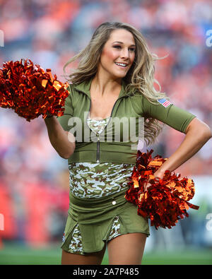 Denver, CO, Stati Uniti d'America. 03 Nov, 2019. A Denver Broncos cheerleader è vestito per militari apprezzamento giorno nella prima metà del gioco tra Denver e Cleveland a potenziare il campo a Denver, CO. Derek Regensburger/CSM/Alamy Live News Foto Stock