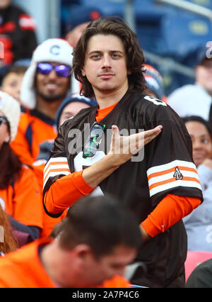 Denver, CO, Stati Uniti d'America. 03 Nov, 2019. Una ventola di Cleveland ha divertimento durante un timeout nella prima metà del gioco tra Denver e Cleveland a potenziare il campo a Denver, CO. Derek Regensburger/CSM/Alamy Live News Foto Stock