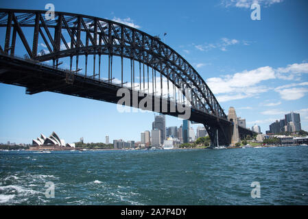 Sydney Harbour Bridge come visto dalla barca con opera in background Foto Stock