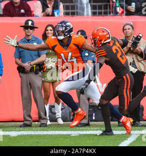 Novembre 03, 2019: Denver Broncos wide receiver Courtland Sutton (14) raggiunge per una sfera come Cleveland Browns cornerback Denzel Ward (21) fornisce una copertura nella prima metà del gioco tra Denver e Cleveland a potenziare il campo a Denver, CO. Il pass è stato troppo lungo ma i Broncos tenuto su per una vittoria 24-19. Derek Regensburger/CSM. Foto Stock