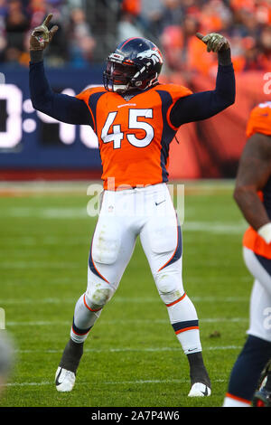 Novembre 03, 2019: Denver Broncos linebacker A.J. Johnson (45) incendi fino alla folla nella prima metà del gioco tra Denver e Cleveland a potenziare il campo a Denver, CO. Derek Regensburger/CSM. Foto Stock