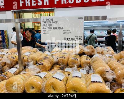 I clienti cinesi shop per pane al primo mattone-e-mortaio store della Costco in Cina a Shanghai in Cina, 27 agosto 2019. Le giornate mondiali Foto Stock