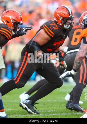 Denver, CO, Stati Uniti d'America. 03 Nov, 2019. Cleveland Browns guardia offensiva Wyatt Teller (77) cerca di fare un blocco nella prima metà del gioco tra Denver e Cleveland a potenziare il campo a Denver, CO. Derek Regensburger/CSM/Alamy Live News Foto Stock