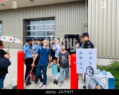 I clienti lasciano il primo mattone-e-mortaio store della Costco in Cina a Shanghai in Cina, 27 agosto 2019. Il secondo produttore al mondo di ri Foto Stock