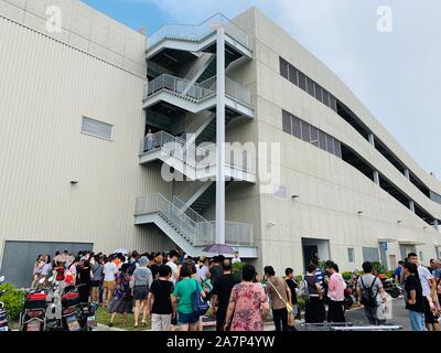 I clienti lasciano il primo mattone-e-mortaio store della Costco in Cina a Shanghai in Cina, 27 agosto 2019. Il secondo produttore al mondo di ri Foto Stock
