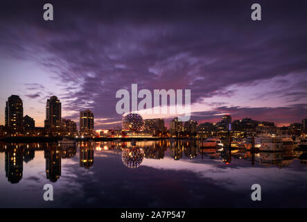 False Creek Twilight le riflessioni del mattino. Sunrise False Creek vista in Vancouver. La British Columbia, Canada. Foto Stock