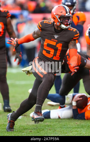 Novembre 03, 2019: Cleveland Browns linebacker Mack Wilson (51) celebra il suo sacco di Denver Broncos quarterback Brandon Allen (2) nella seconda metà del gioco tra Denver e Cleveland a potenziare il campo a Denver, CO. Denver appeso a vincere 24-19 per migliorare a 3-6. Derek Regensburger/CSM. Foto Stock