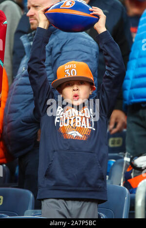 03 novembre 2019: un giovane Broncos fan celebra un grande gioco nella seconda metà del gioco tra Denver e Cleveland a potenziare il campo a Denver, CO. Denver appeso a vincere 24-19 per migliorare a 3-6. Derek Regensburger/CSM. Foto Stock