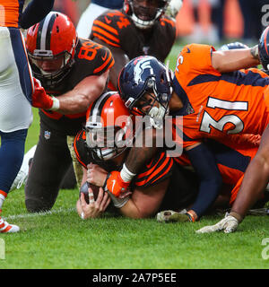 Novembre 03, 2019: Cleveland Browns quarterback Baker Mayfield (6) è fermo a corto di un primo verso il basso da Denver Broncos libero di sicurezza Justin Simmons (31) nella seconda metà del gioco tra Denver e Cleveland a potenziare il campo a Denver, CO. Denver appeso a vincere 24-19 per migliorare a 3-6. Derek Regensburger/CSM. Foto Stock