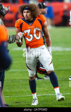 Novembre 03, 2019: Denver Broncos running back Phillip Lindsay (30) è congratulato con durante un timeout dopo il suo 16-cantiere sigillato la vittoria alla fine della seconda metà del gioco tra Denver e Cleveland a potenziare il campo a Denver, CO. Denver appeso a vincere 24-19 per migliorare a 3-6. Derek Regensburger/CSM. Foto Stock