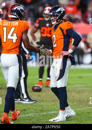 Novembre 03, 2019: Denver Broncos quarterback Brandon Allen (2) è congratulato da Denver Broncos wide receiver Courtland Sutton (14) per la sua prima vittoria nella NFL alla fine del gioco tra Denver e Cleveland a potenziare il campo a Denver, CO. Denver appeso a vincere 24-19 per migliorare a 3-6. Derek Regensburger/CSM. Foto Stock