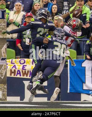 Seattle, Stati Uniti. 03 Nov, 2019. Seattle Seahawks defensive back Marquise Blair (27) e di forte sicurezza McDougald Bradley (30) batte la palla lontano da Tampa Bay Buccaneers wide receiver Mike Evans (13) durante il quarto trimestre al campo CenturyLink Domenica, 3 novembre 2019 a Seattle, Washington. Il Seahawks battere i bucanieri 40-34 in ore di lavoro straordinario. Jim Bryant foto/UPI Credito: UPI/Alamy Live News Foto Stock