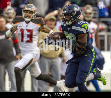 Seattle, Stati Uniti. 03 Nov, 2019. Seattle Seahawks difensivo fine Rasheem verde (98) ha restituito un Tampa Bay Buccaneers quarterback Jameis Winston (3) armeggiano nel corso del quarto trimestre per il Tampa Bay 15-cantiere linea in campo CenturyLink Domenica, 3 novembre 2019 a Seattle, Washington. Il Seahawks battere i bucanieri 40-34 in ore di lavoro straordinario. Jim Bryant foto/UPI Credito: UPI/Alamy Live News Foto Stock