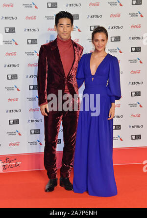 Naoki Kobayashi e Alicia Vikander(R) partecipare alla cerimonia di apertura del Tokyo International Film Festival 2019 a Roppongi Hills il 28 ottobre 2019 a Tokyo, Giappone. Foto Stock